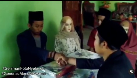 Konten pria dengan bonekanya ini bikin geleng-geleng kepala